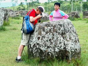 Khách du lịch khám phá Cánh đồng Chum.